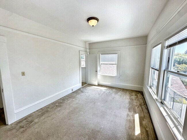 Building Photo - 534 63rd St