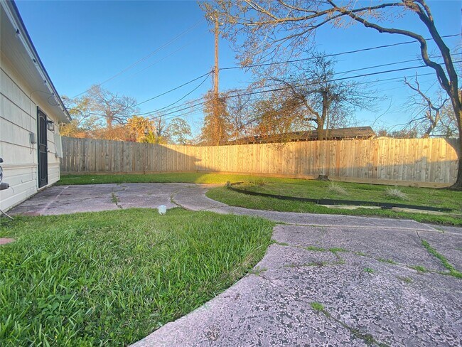 Building Photo - 5763 Belvedere Dr