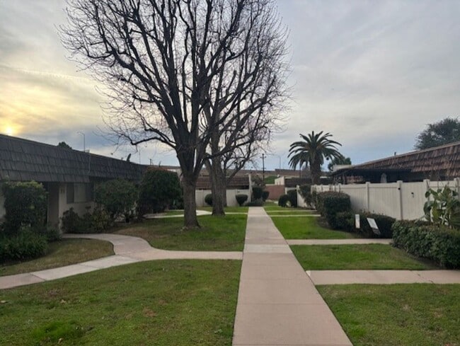 Building Photo - Clean 2 Bedroom / 1 Bathroom Condo Near Stockdale Hwy & Real Rd.