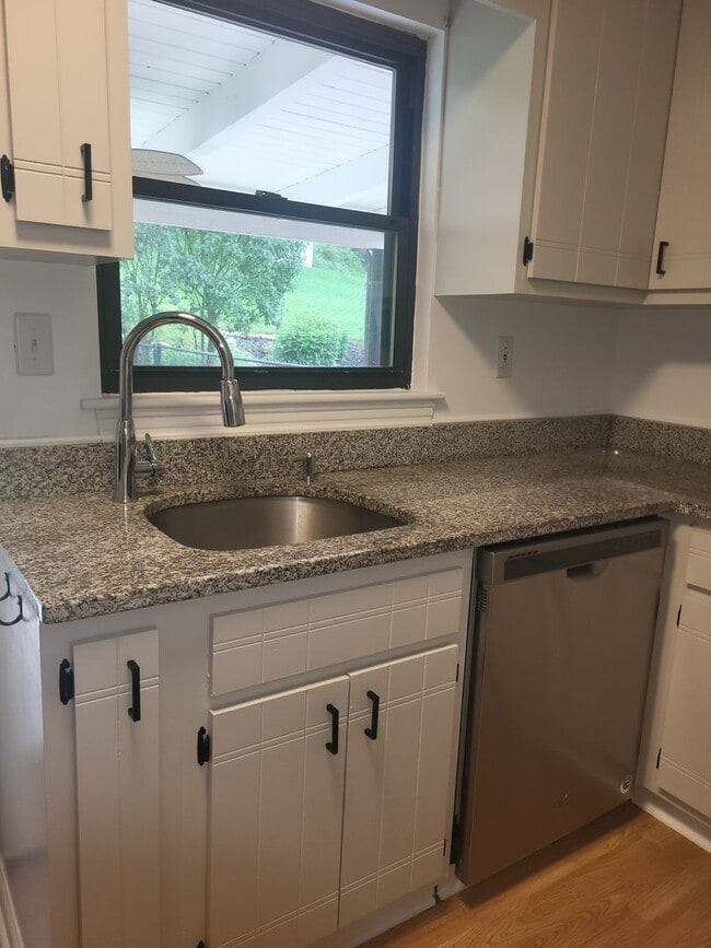 Building Photo - Beautiful 3 bedroom house in Brookline