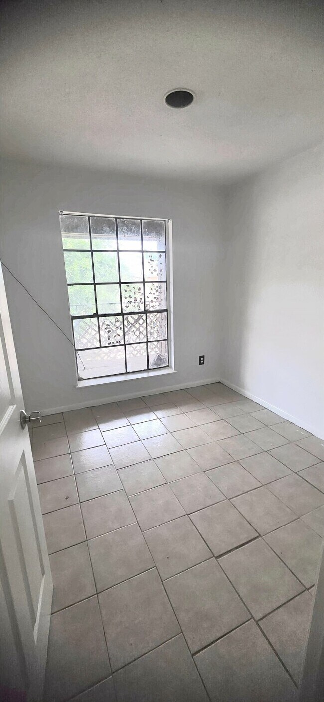 Building Photo - 9090 S Braeswood Blvd