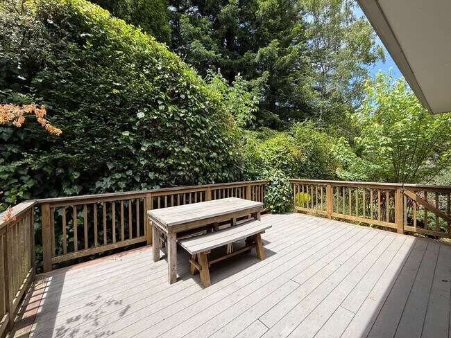 Building Photo - 504 Barone Ln