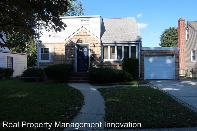 Primary Photo - 4 br, 2 bath House - 221 E Hawthorne Avenue