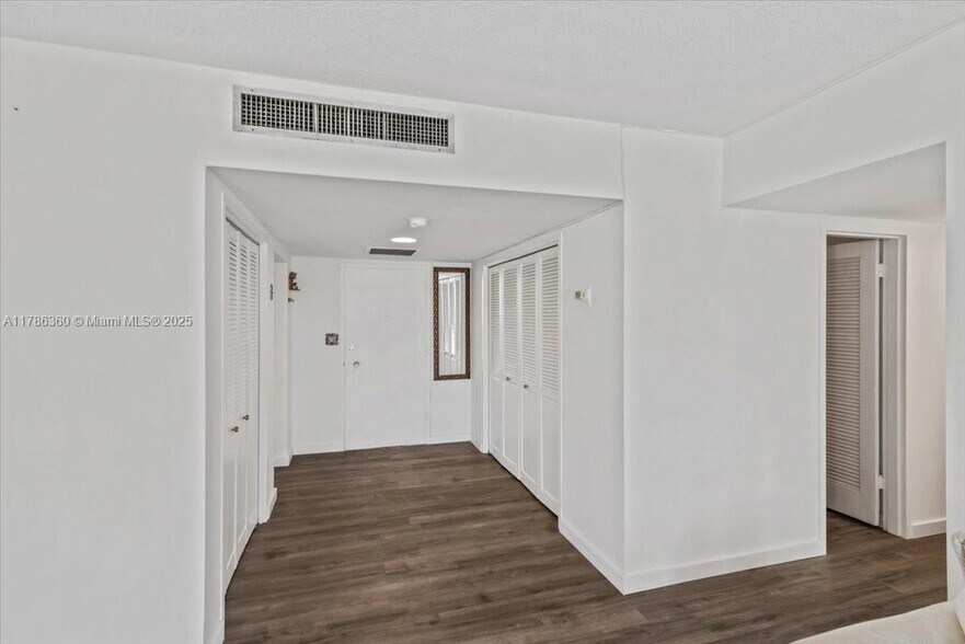 Building Photo - 900 Bay Dr