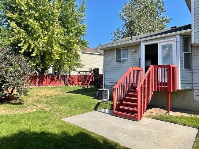 Building Photo - Lovely Sandy Home in Well Kept Neighborhood!