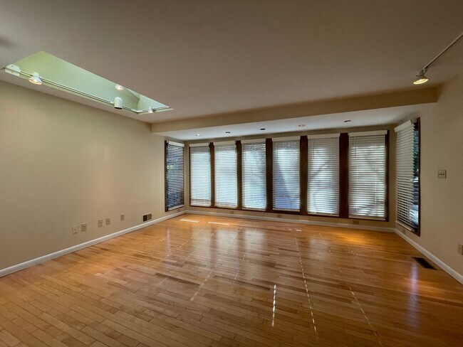 Building Photo - Glenview Hills HUGE 3 Bedroom 2.5 Bath Hom...