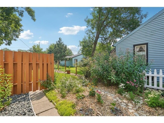 Building Photo - 209 8th Ave N