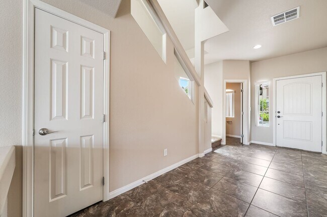 Building Photo - Upgraded Tri-Level Home on a Cul-de-Sac Lot in Southwest