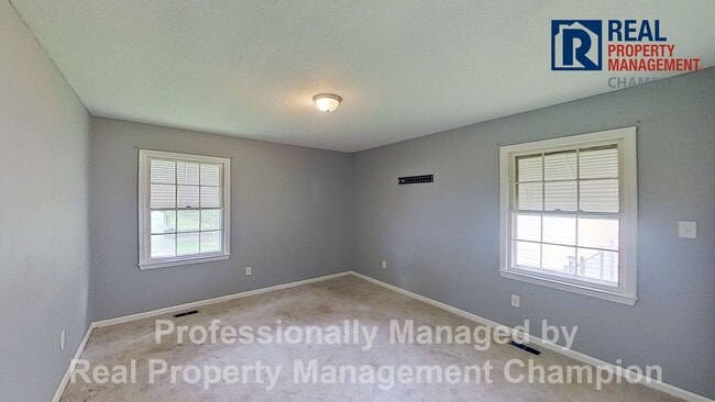 Building Photo - Charming 2 BD/1 BA Bungalow with Fenced Backyard