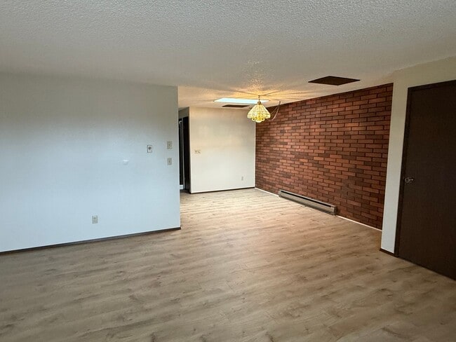 Building Photo - Charming Retro-Style 2 Bedroom Apartment i...