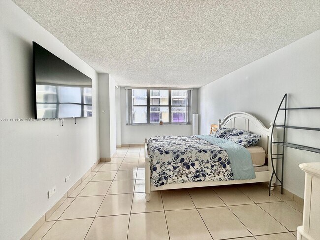 Building Photo - 6039 Collins Ave