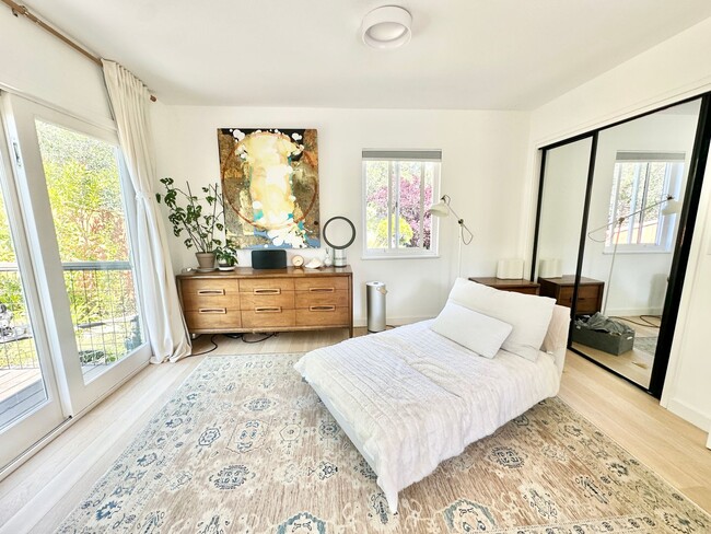 Building Photo - Stunning Sun Valley Home