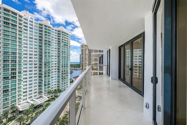 Building Photo - 20281 E Country Club Dr