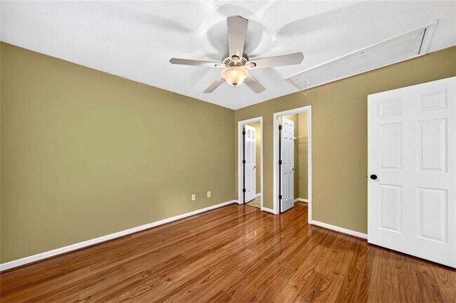 Building Photo - 744 W Vincent Dr