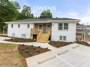 Building Photo - Downtown Gainesville Living Available Imme...