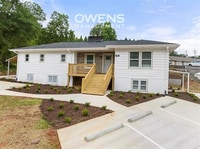 Building Photo - Downtown Gainesville Living Available Imme...