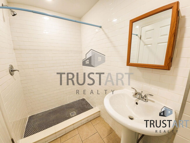 Building Photo - 1933 Colonial St