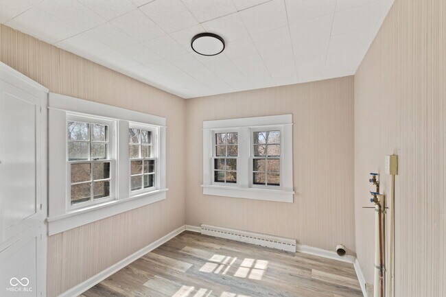 Building Photo - 320 Lockerbie St