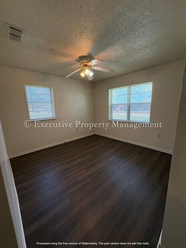 Building Photo - 616 Cedar Dr