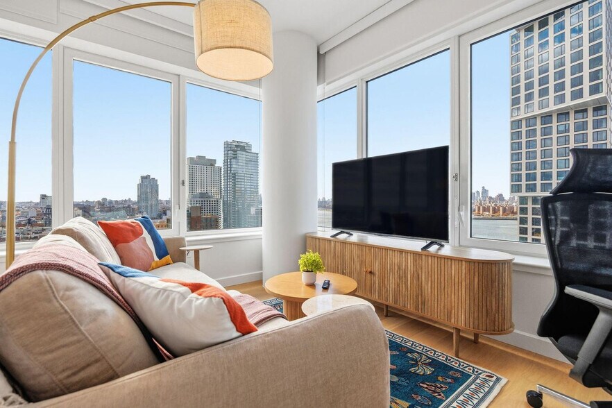 Building Photo - 16 Dupont St