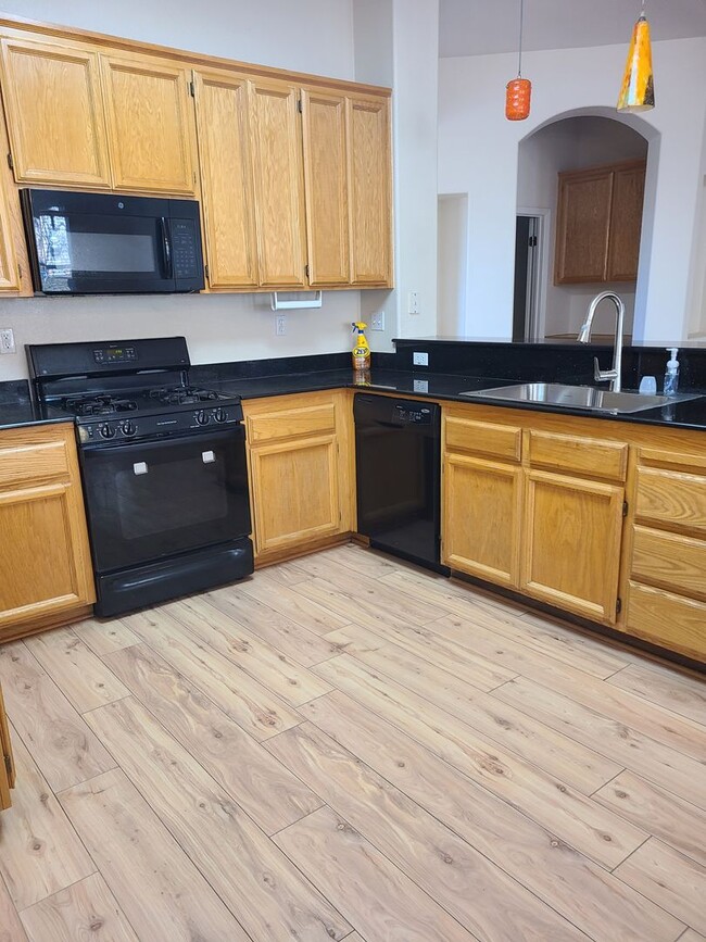 Building Photo - Willow Springs 4 Bdrm, 3 Bath