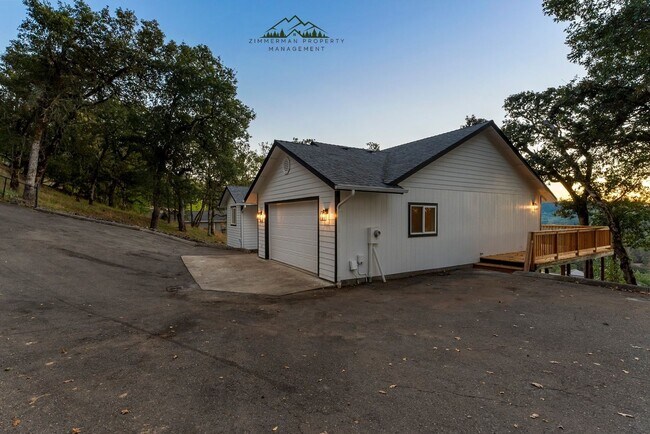 Building Photo - 4 bedroom 2.5 bathroom home with Panoramic views!