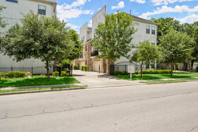 Primary Photo - 742 W 24th St