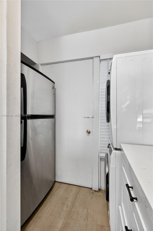 Building Photo - 9210 Fontainebleau Blvd