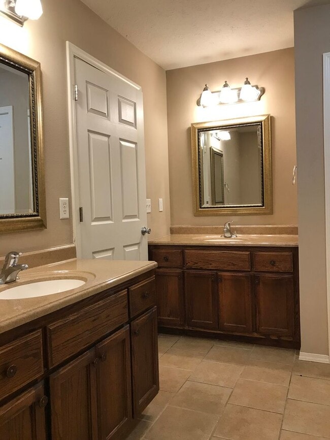 Building Photo - Executive Rental All Brick Home near South...