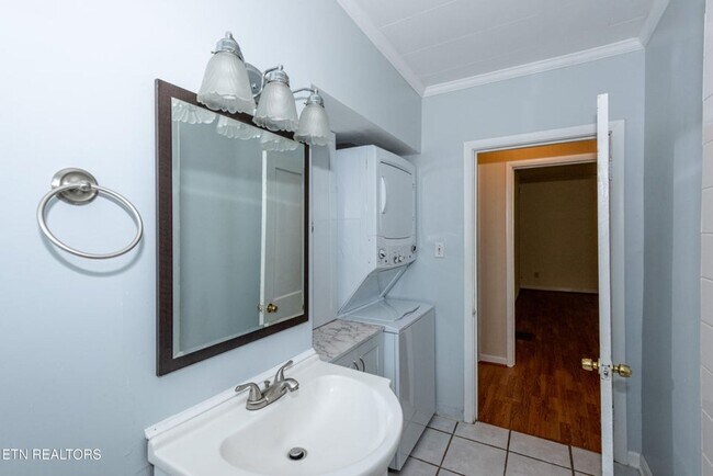 Building Photo - Maryville 37804 - 2 bedroom, 1 bath home w...