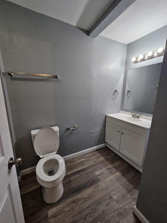 Building Photo - 541 E Seminole Pl