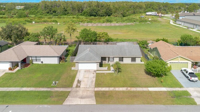 Building Photo - 398 Buttonwood Dr