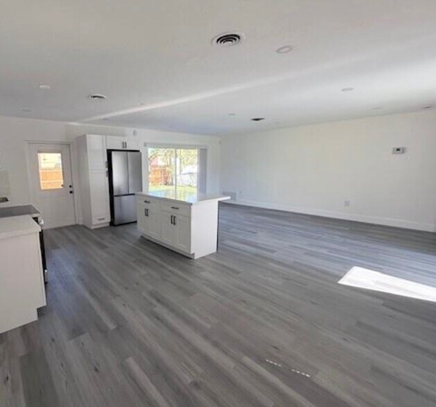 Building Photo - 275 NE 173rd St