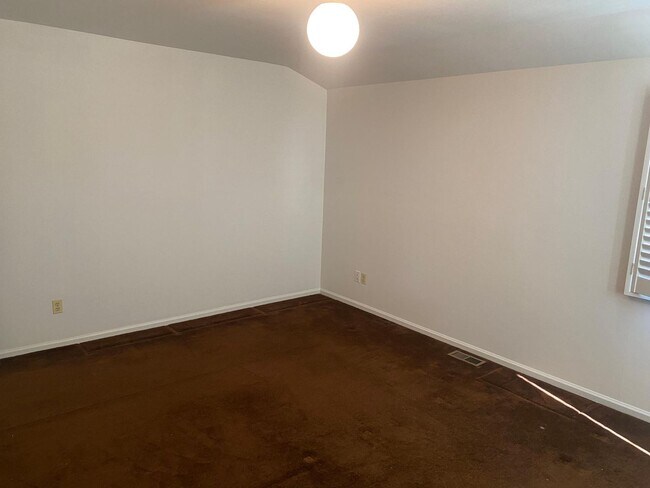 Building Photo - Fantastic 3 bedroom, 3 bath, 2 car garage patio home in Biscayne!