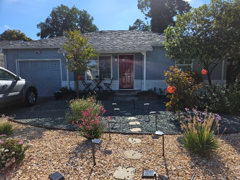Building Photo - 2016 W Sonoma Ave