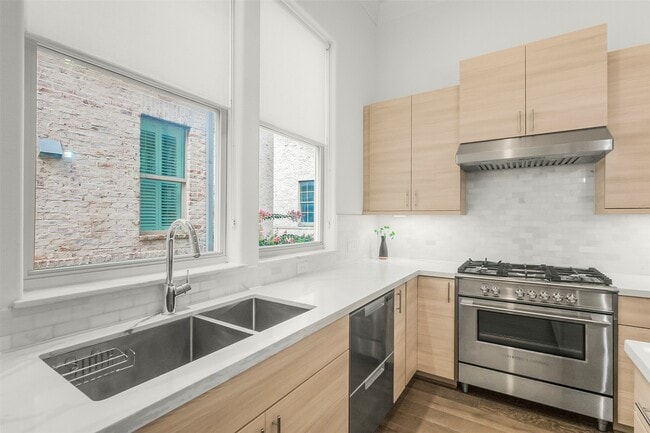 Building Photo - 4010 University Grove St