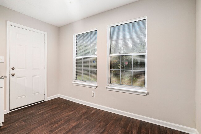 Building Photo - Newly Renovated 2BR/2BA Condo!