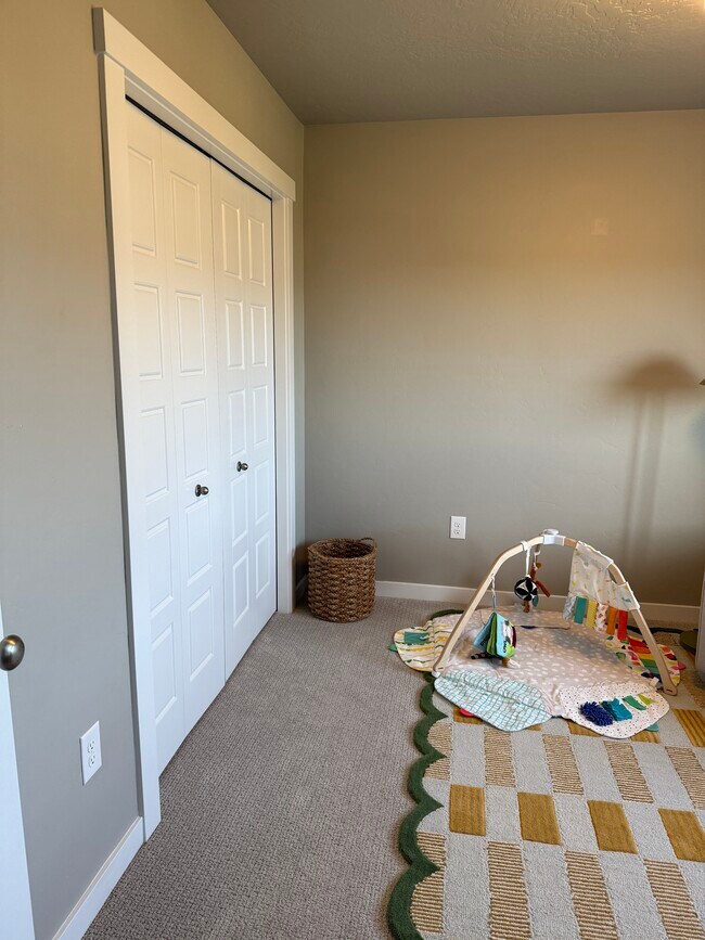 Building Photo - 336 S Calf Crk Ave