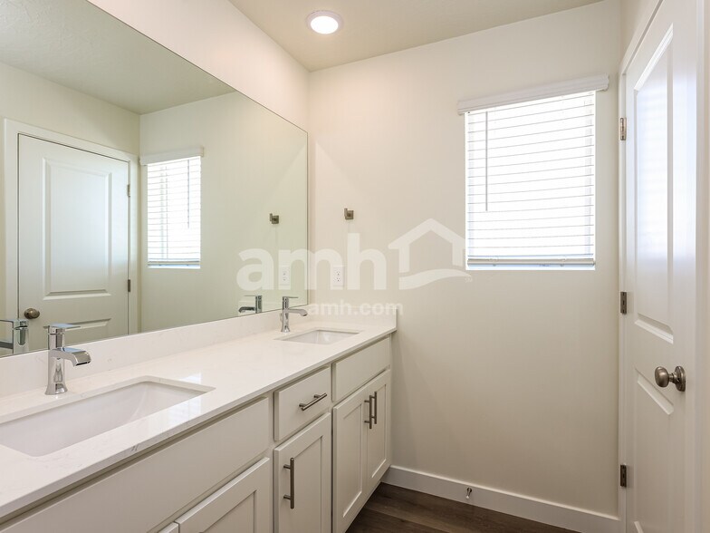 Building Photo - 1384 W Mahogany St