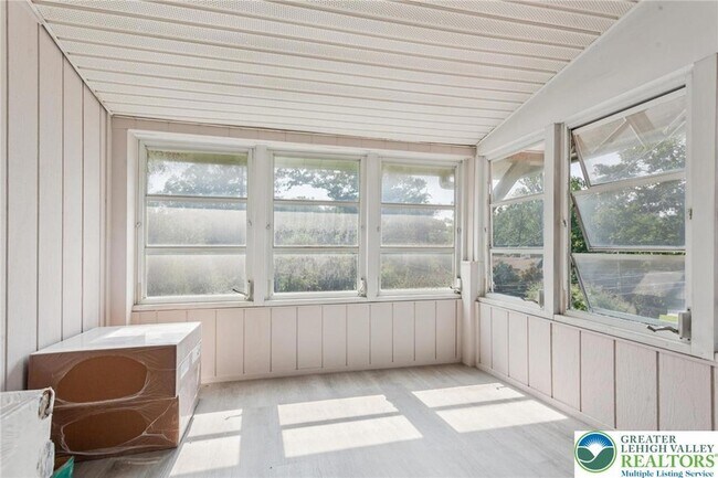 Building Photo - 313 Edgewood Dr