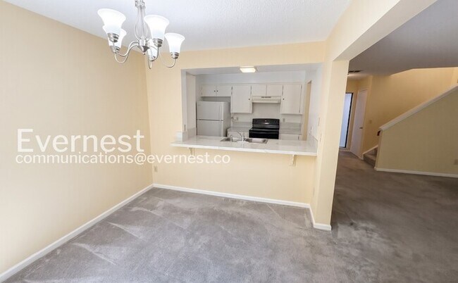 Building Photo - 914 Valley Run