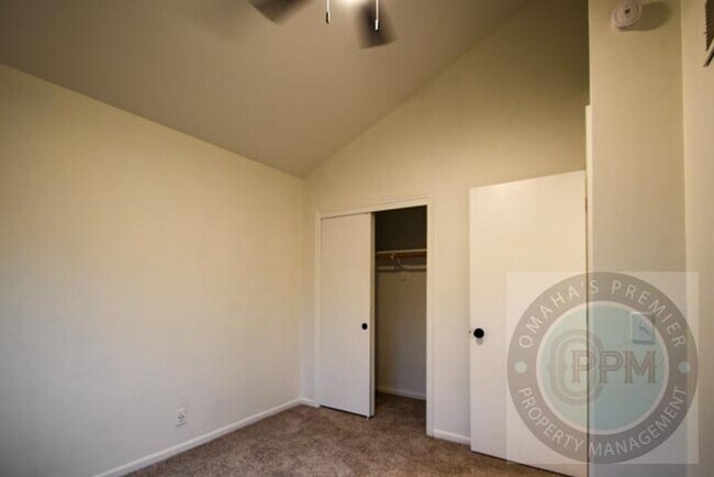 Building Photo - Spacious 4-bedroom, 3-bath home in Omaha