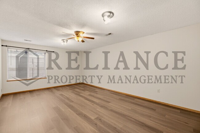 Building Photo - 516 N Lakeside Dr