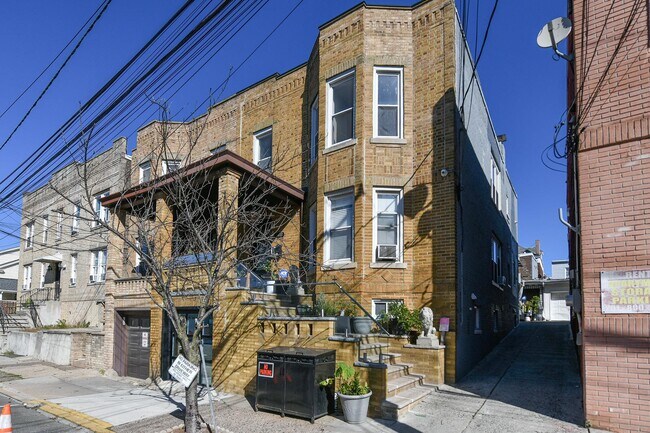 Building Photo - 1402 8TH St