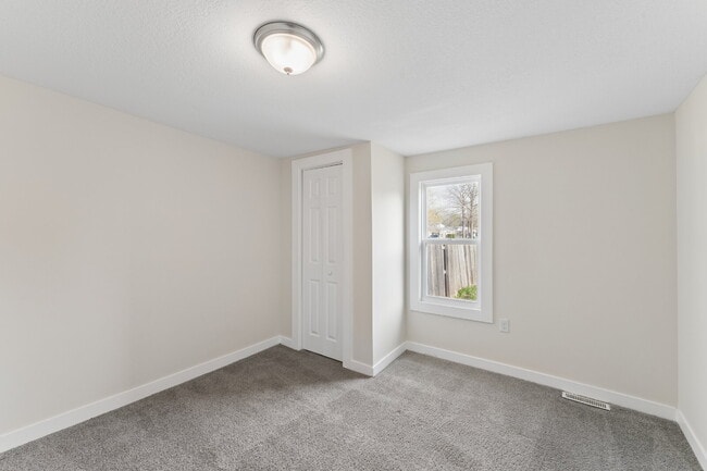 Building Photo - This cozy residence features a bright living space and well-appointed kitchen.  1st month is FREE...