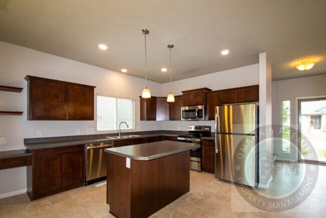 Building Photo - HUGE 3Bd/3Ba House in Bennington, NE!