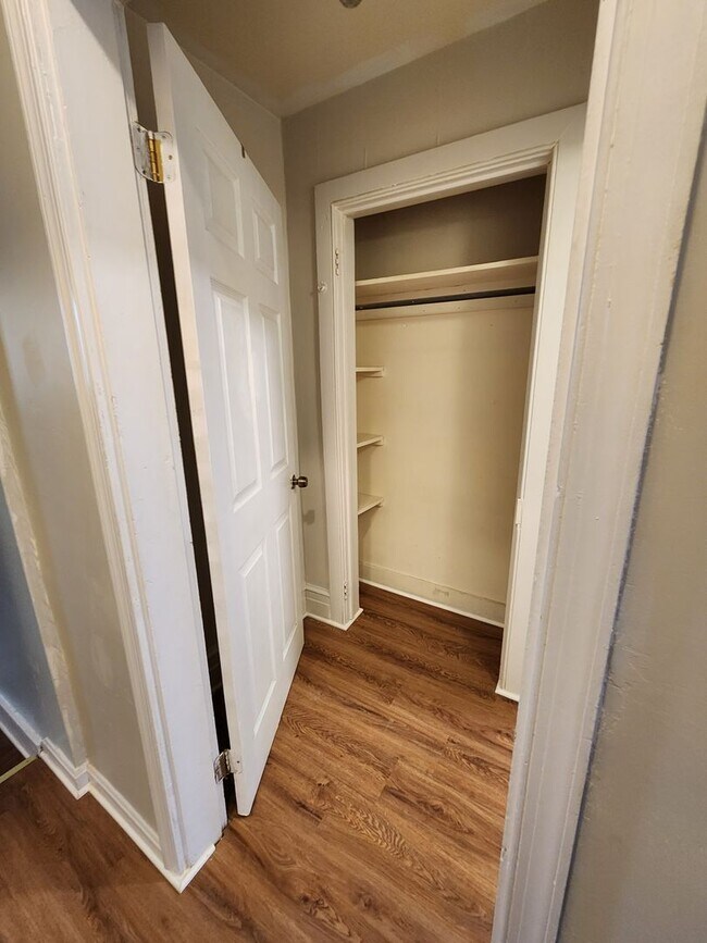 Building Photo - 10 N Main St