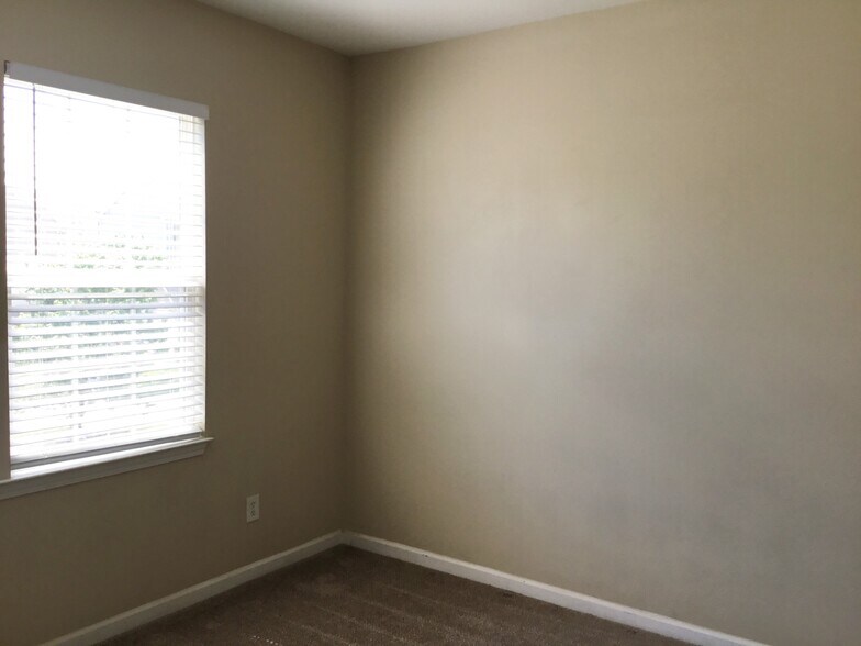Building Photo - 615 Upwey Ct