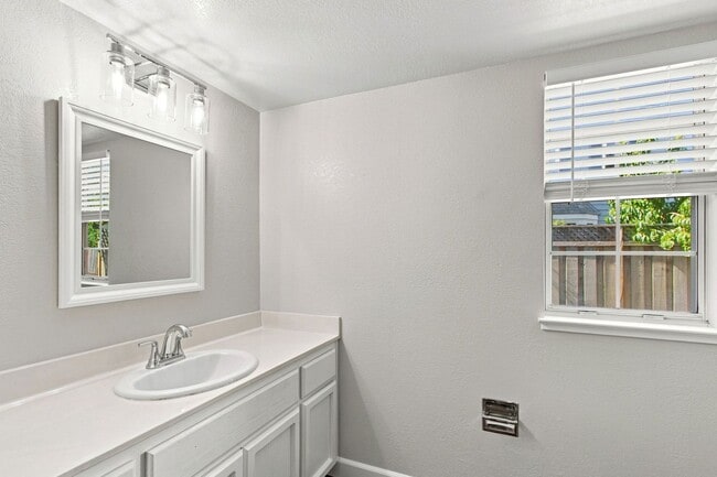 Building Photo - 749 Glenborough Dr