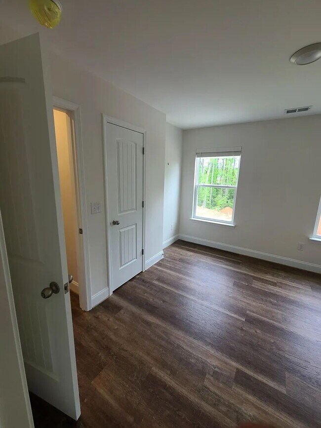 Building Photo - Sign a 12-month lease now and receive the ...